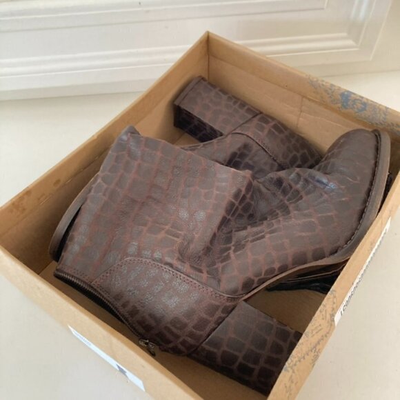 NIB Free People Date Night Elle Bitter Brown Leather Animal Print Block Heels 39 - Picture 3 of 12
